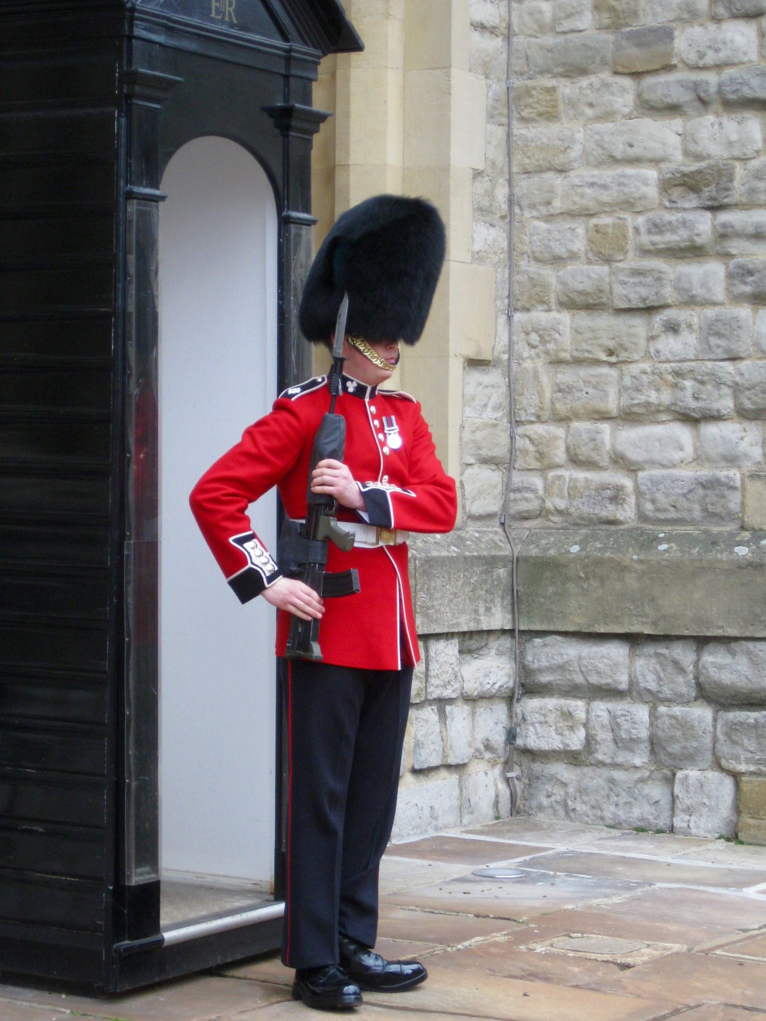 guard Buckingham Palace