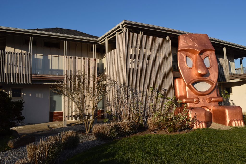 montauk-beach-house-exterior-tiki