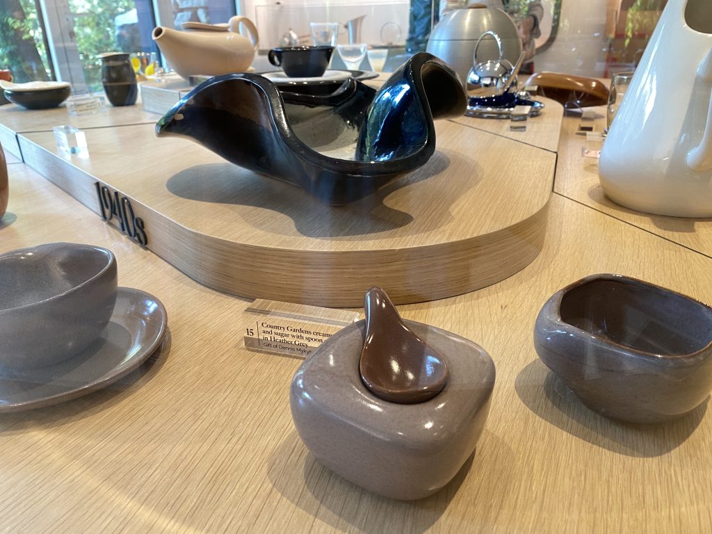 examples of American Modern dinnerware